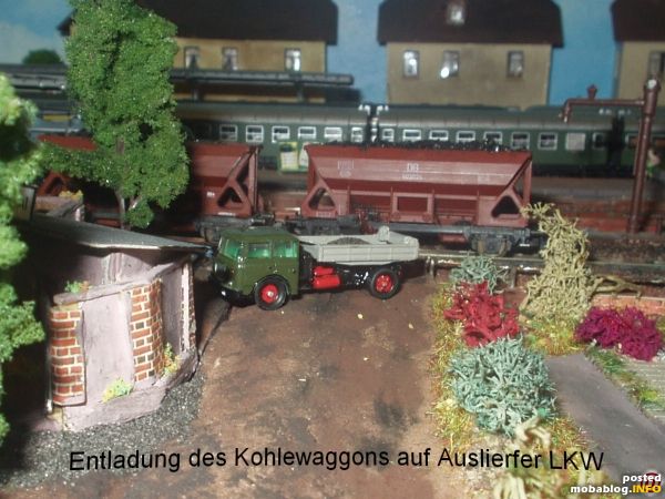 Nun wird der Bahnwaggon mittels Eigenbauförderband auf den Auslieferungs LKW entladen.