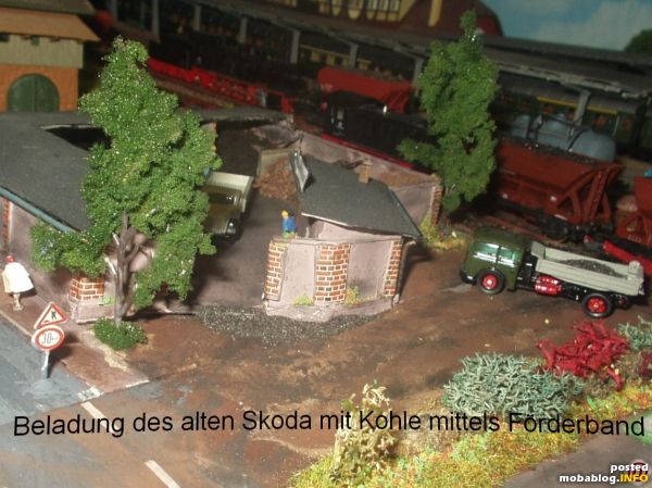 Bis die 2 Waggons auf den LKW umgeladen sind, wird der Skoda noch einigemal fahren müssen. Evtl. muß der alte MB LP 3500, der noch in der Brenn und Baustoffhandlung ...