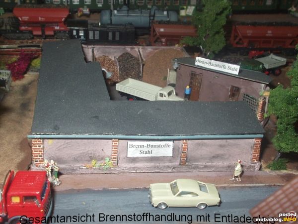 Im Hintergrund sieht man die V 36 mit den 2 Waggons, die sie vermutlich bald wegziehen wird um neue beladene Waggons an das Entladegleis zu rangieren..