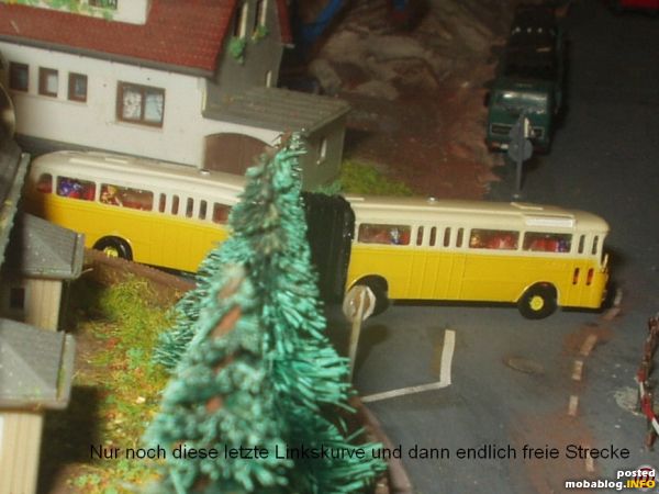 Jetzt nur noch diese Linkskurve und der Bus kann endlich wieder auf freier Strecke entsprechend beschleunigen.