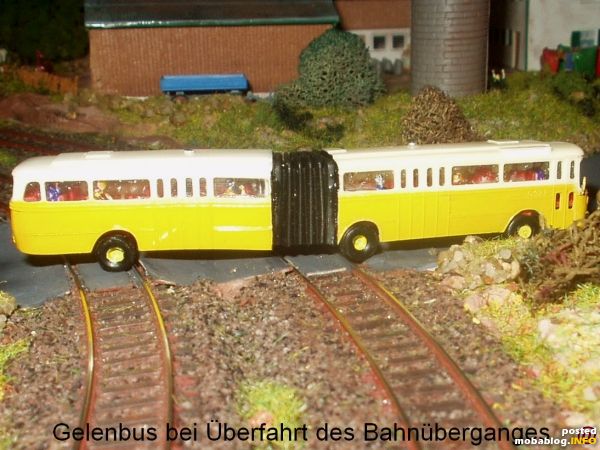 Der Bus auf der Rückfahrt nach Mittelstadt bei dem 2-gleisigen Bahnübergang beim Bauernhof