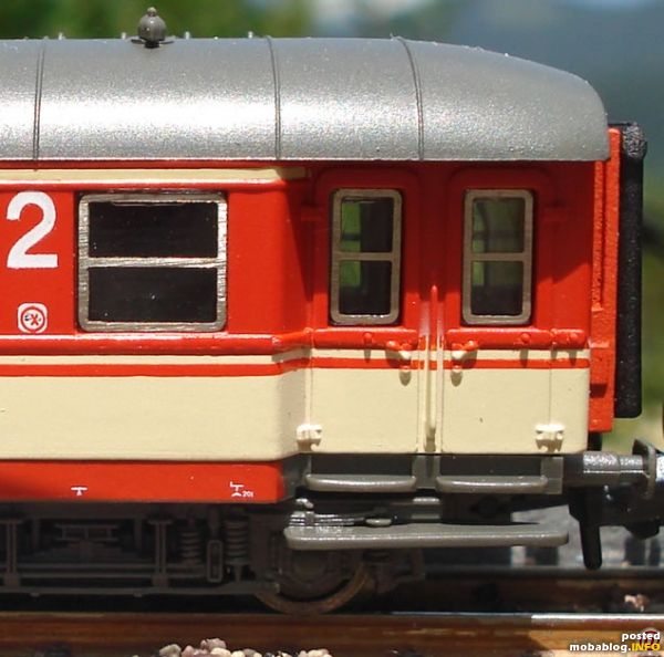 Großansicht auf die aufgeklebten Halbfenster von MBS-AMA. Wie gesagt - die von locomotion / 9mm sind noch besser, da die Ecken zwischen dem runden Halbfenster und dem Gehäuse auch lackiert ...