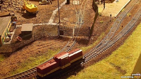 Gleich nach dem Kommentar von Roger zu meiner ersten Bilderserie rückte der Gleisbautrupp an und korregierte die Gleislage.