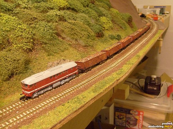 Ganzzug mit Waggonbeladung geschredderter Schrott auf der Haupstrecke. Es fehlen aber noch 6 Waggons.