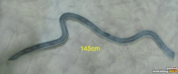 Die Seitenlinien bestehen aus 0,9mm breiten Papierstreifen und die Leitlinien habe ich mit einer Schablone aus Malerband und sehr trockenem Pinsel mit Pulverfarbe hinzugefügt.