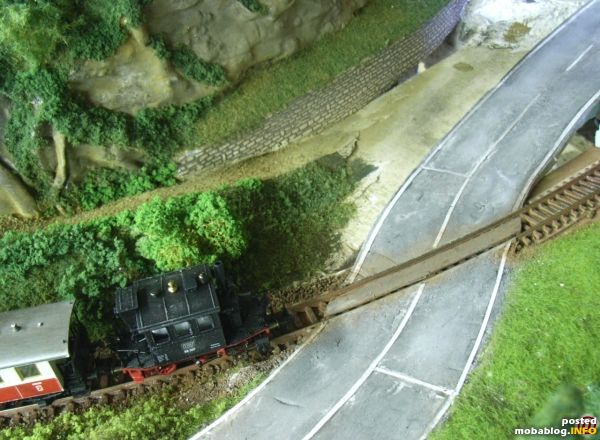 Der Bahnübergang ist bis auf die Details fertig. Die Strasse wird noch farblich etwas nachbehandelt werden.