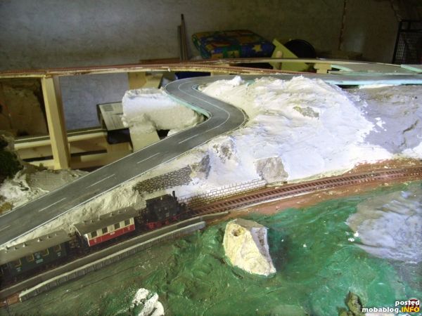Die bahnseitige Böschung ist betonniert und hat ein paar kleine Felsen bekommen. Der kleine, noch zu bauenden Bahnsteig dient den Besuchern der Burg.