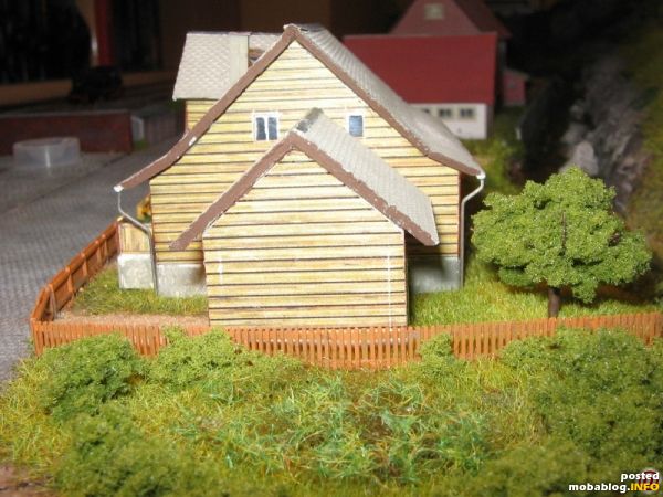 eine Seitenansicht. Im Hintergrund ist noch ein weiterer Gleimo-Bausatz zu sehen, ein erzgebirgischer Landgasthof