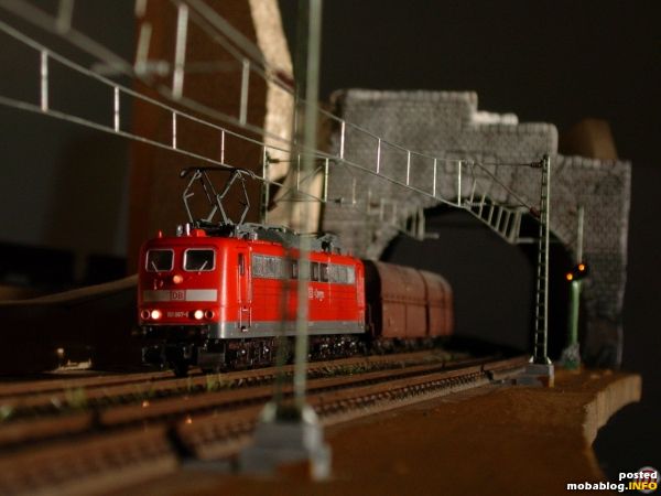 Hier kan man das rechtse Teil der Anlage sehen, was noch nicht fertig aber schon fahrbereit ist. Der Tunneleingang war ein selfbau-Projekt. Leider ist ein kleines Stückchen rechtsunten abgebrochen :(