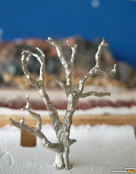 Den Gussling zurechtbiegen (bei dünneren Ästen Vorsicht walten lassen - Bruchgefahr!). Mit einem scharfen Bastelmesser Gussgrate entfernen und den Baum in einen Styroporklotz stecken.