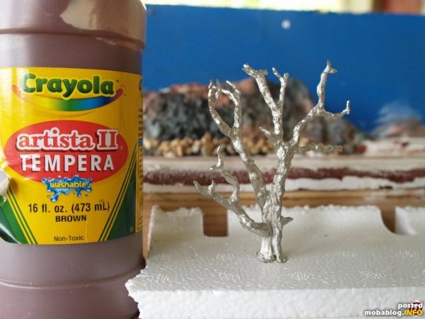 Womit man das Bäumchen anmalt, ist egal. Ich verwende Acrylfarbe.