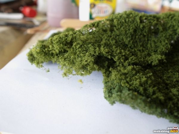 Das Laub. Woodland schlägt vor, das Laub mitter Schere zu zerschneiden, und die Schnipsel Stück für Stück mit original Woodland Leim anzupappen. Mein Weg war, die Folie zu zerrupfen und ...