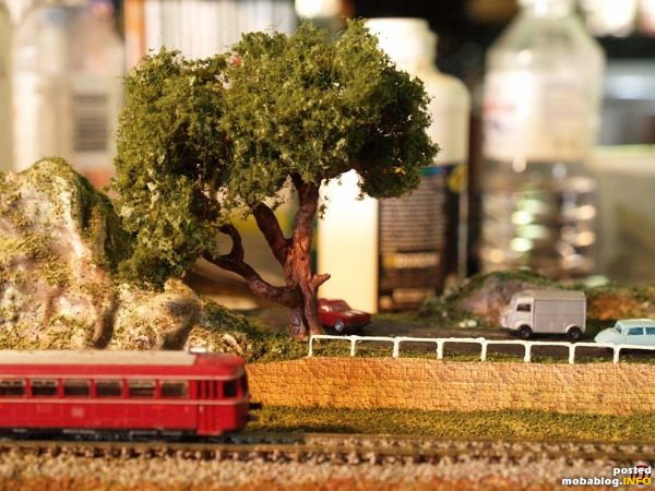 Zum Schluss wird das Wurzelwerk von unten mit Sekundenkleber bestrichen, und der Baum ins Loch gesteckt. Etwas Grünzeug drumrum - fäddisch.
So, das war nun die deutsche Version von noidea sein ...