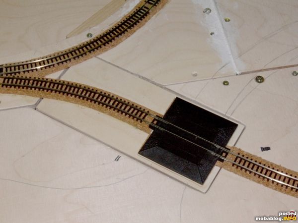 Zuerst wurde die Basis des Bahnübergangs mit einer Korkunterlage zur Anpassung an das Anlagenniveau auf eine Holzplatte geklebt.