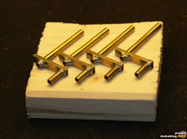 Die Drehachsen wurden aus verschiedenen Messingprofilen zusammen gelötet und von unten in die eingeklebten Lagerungen gesteckt.