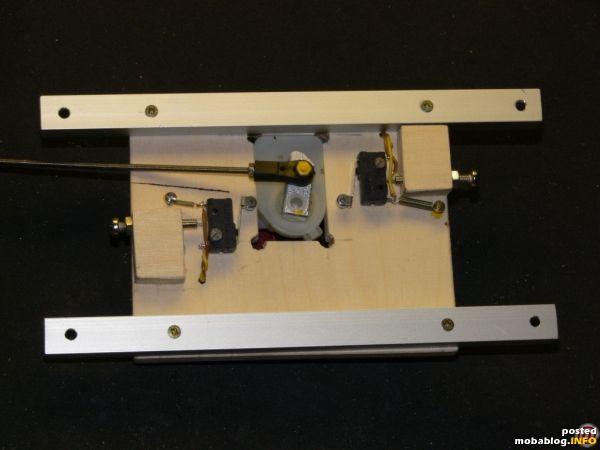 Für den Antrieb stand noch ein Getriebemotor aus einem alten Diaprojektor zur Verfügung. Auf die Welle wurde ein Stellhebel mit Kugelgelenk geklebt, der über eine Schubstange die Kulissenführung betätigt. Der ...