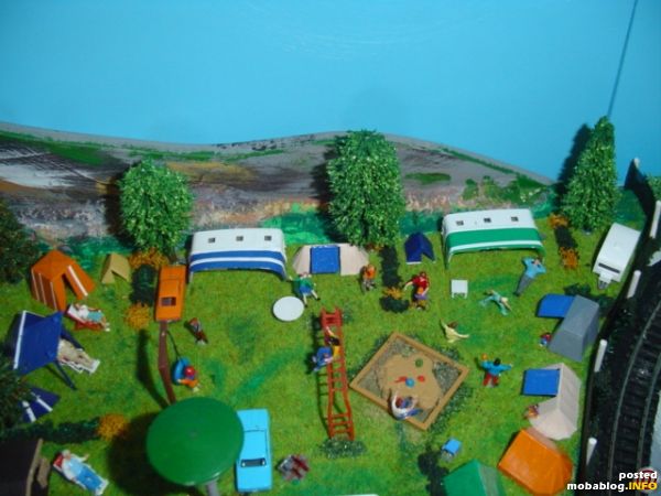 De caravans en de tenten keurig op een rijtje.