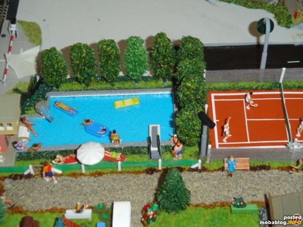 Er is ook een zwembad en tennisbaan.