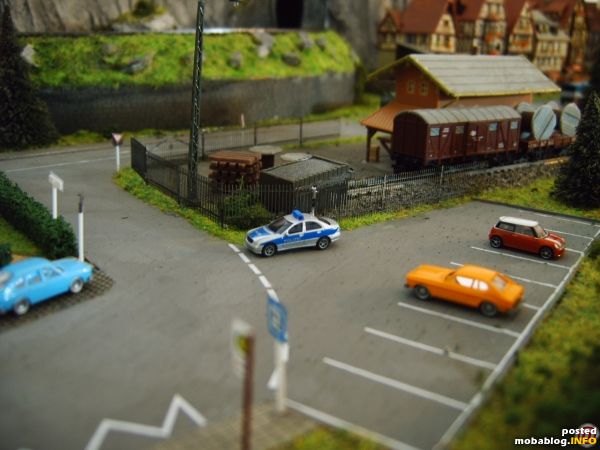 Der Parkplatz mit Blick auf die kleine Verladeanlage