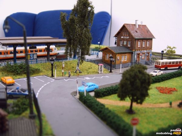 Blick auf den Bahnhofsvorplatz von der Bergseite