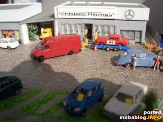 Die Rennwerkstatt mit Fahrzeug