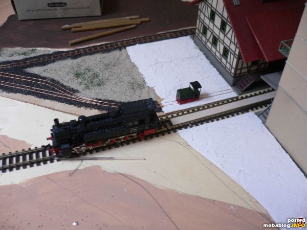 Am Raiffeisen Lagerhaus entsteht gerade die Feldbahnanbindung. Die Gleise bestehen aus Balsaholzschwellen und Messingdraht als Profil.