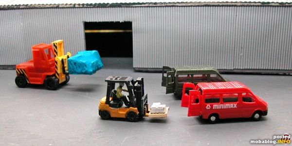 Weitere Fahrzeuge mit geöffneten Hecktüren für die Darstellung von Ladeszenen. Der Ford Transit von Rietze eignet sich sehr gut für diese "Operationen", weil schon alle Schnittlinien als "Sollbruchstellen" eingeprägt sind. ...