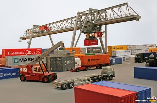 Reachstacker und Containerkran in Aktion