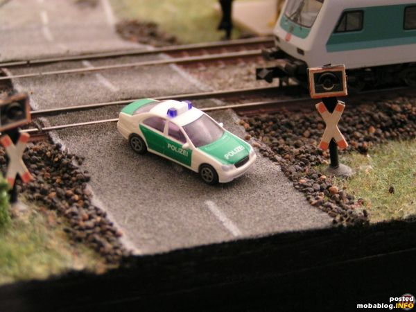Auch die alarmierte Polizei versucht den Regional Express aufzuhalten und muss �ber einen Feldweg entlang der Bahngleise versuchen noch vor dem Zug die Unfallstelle zu erreichen und den Zug anhalten. ...