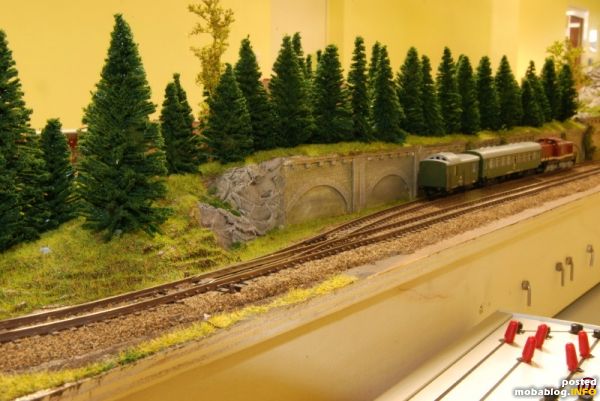 der "Schattenbahnhof" und ein Teil des Schaltpultes. Die Hebel sind die mech. Entkuppler