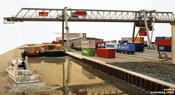 Das Container-Terminal aus der Kanal-Perspektive -- so etwa sieht die Anlage für den Käptn eines ankommenden Schiffes aus.