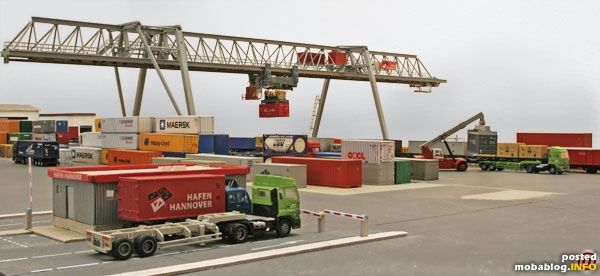 Die Einfahrt zum Container-Terminal