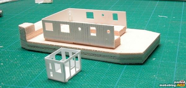 Die Schiffsaufbauten nehmen langsam Formen an. Der Führerstand ist aus einer 0,25-mm-Platte, der restliche Aufbau aus 0,5 mm.
