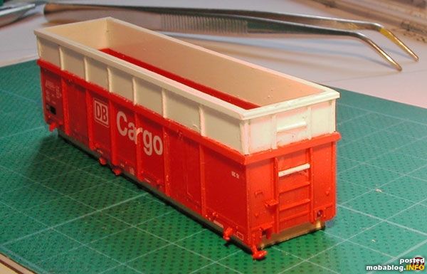 Hier sind die Ladebordwände bereits auf das Chassis aufgeklebt, an den Stirnwänden sind die Verstärkungsprofile ergänzt. Wenn alles geklebt und ausgehärtet ist, kommt wieder die runde Skalpellklinge zum Einsatz: sie ...