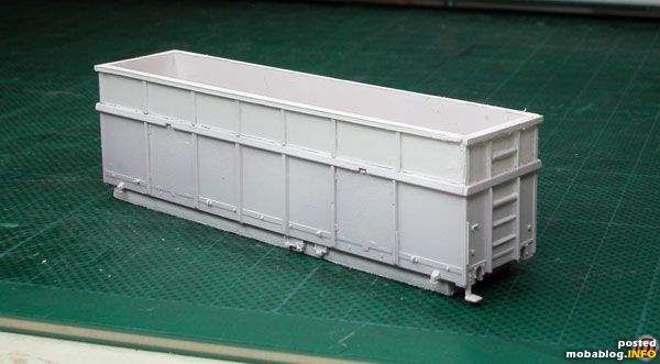 Nachdem Säubern von Klebstoffresten und dem Schleifen der Kanten habe ich den Wagenkasten mit Waschbenzin entfettet und anschließend per Airbrush grundiert (Revell Email-Sprühfarbe, Grundierung weiß)