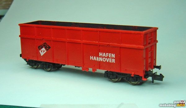 Nach der Grundierung hat der Wagen seine endgültige rote Farbe erhalten, die Decals sind angebracht und der schützende Schlusslack ist aufgesprüht. Das Laderaum-Innere wurde angeschmuddelt und der Wagen konnte wieder ...