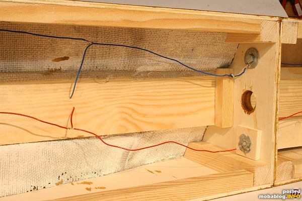 Die Verbindung der Module geschieht über M5 Schrauben und fest montierte Einnietmuttern. Der Sitz der Module zueinander muß jeweils über die Toleranzen der Bohrungen etwas justiert werden, es existiert keine ...
