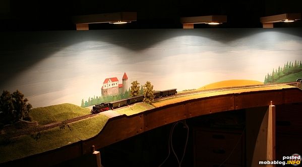Hier nun mal ein Stück Strecke mit Hintergrund und Beleuchtung versehen.
Wird fortgesetzt ....