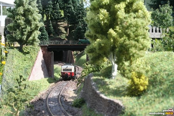 Blick durch ein Brückenmodul mit Tunnel im Hintergrund ...