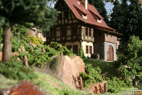 Weinbergmodul, hier verläuft die Strecke unterirdisch um etwas mehr Platz für die Gestaltung zu haben. Kann hinter einem Modul mit Tunneleinfahrt verbaut werden.
Wird fortgesetzt ...