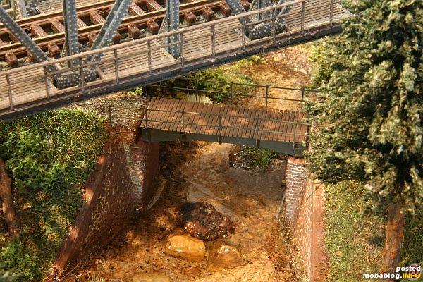Brückenmodul mit Bahnbrücke über Fußgängerbrücke.