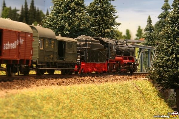 Zug fährt auf das Brückenmodul auf.