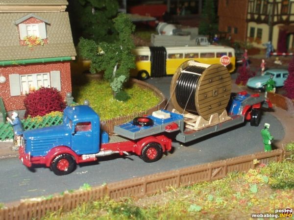 Bei solch engen Kurven und Durchfahrten, auf dem Weg zum Verladebahnhof, ist es gut zu wissen, daß der Auflieger eine bewegliche Doppelhinterachse hat
