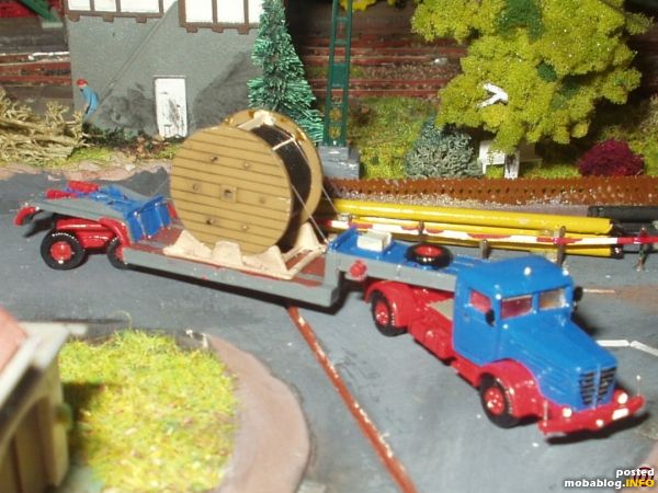 Gleich geht es in Richtung Verladerampe am Güterbahnhof.
Fortsetzung mit Verladung auf den Bahnwaggon folgt demnächst.
Vielleicht hat die kleine Geschichte gefallen und Anregung für Bastelfreunde gegeben.