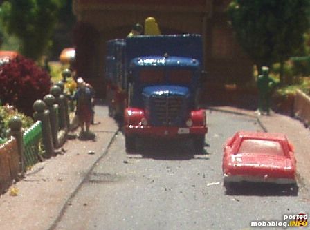 Hier seiht man den Büssing S 8000 mit kranbestücktem Sattelzug auf dem Weg zur Baustelle. Wegen der Baustelle geht die Zufahrt durch engere Wohnstraßen.