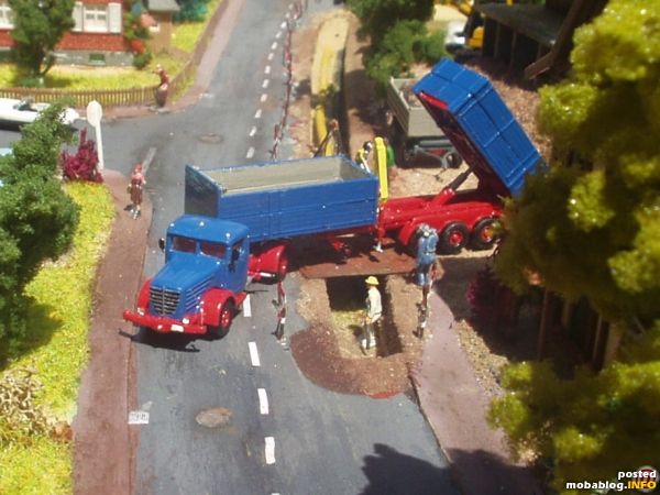 Der LKW ist nun an der Baustelle und hat an die Abkippstelle rangiert und Kippt die Spezialsandmischung ab.