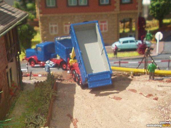 Jetzt ist die Fuhre abgekippt und der Sattelzug rangiert aus der Baustelle.