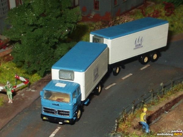 Der MB 16 240 Tiefkühllastzug auf dem Weg zum Kunden zur Ladungsaufnahme, vorbei an der 20.000 Volt Kabelverlegebaustelle