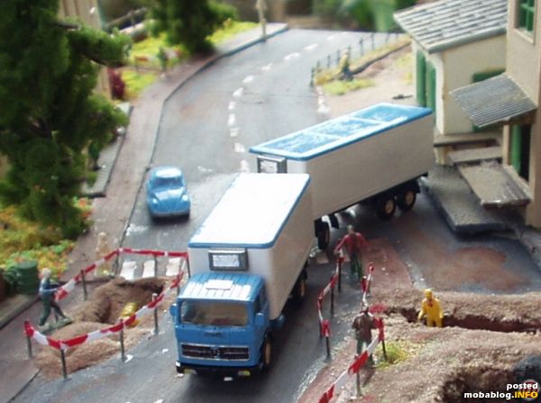 Ziel ist erreicht und es kann nun der Dreiachsanhänger an die Rampe 1 rangiert und das Zugfahrzeug an die Rampe 2 rangiert werden.