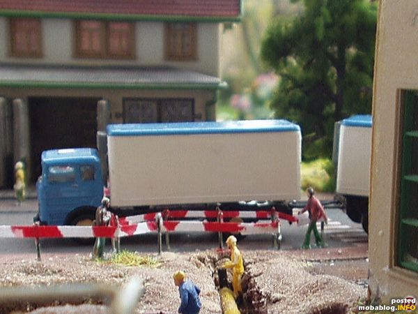 Das Zugfahrzeug ist beladen und holt nun den ebenfalls beladenen Dreiachsanhänger ab, um dann auf die Auslieferungstour fahren zu können.